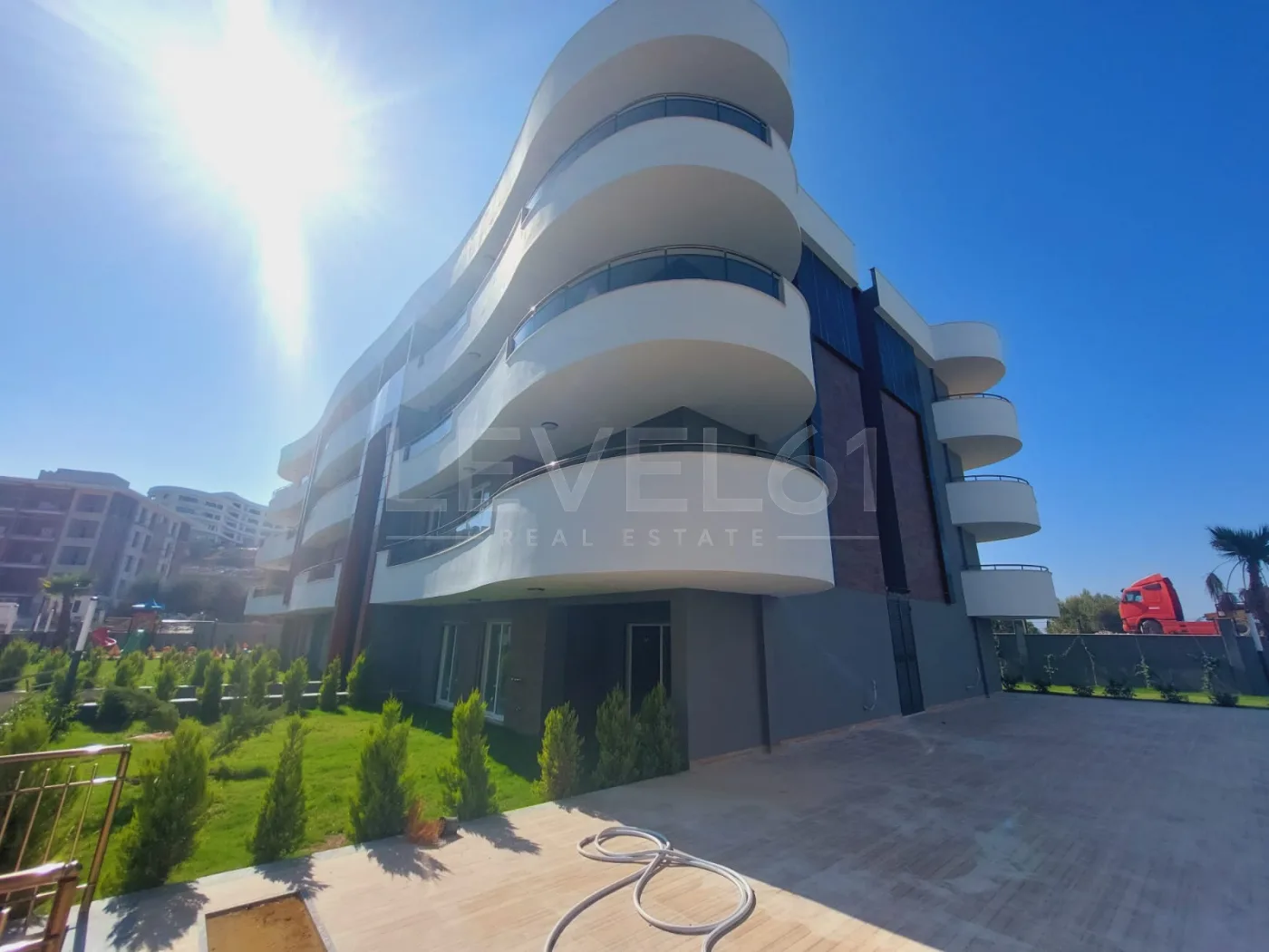 Kuşadası Değirmendere Mahallesi'nde Satılık 2+1 Bahçe Katı Daire