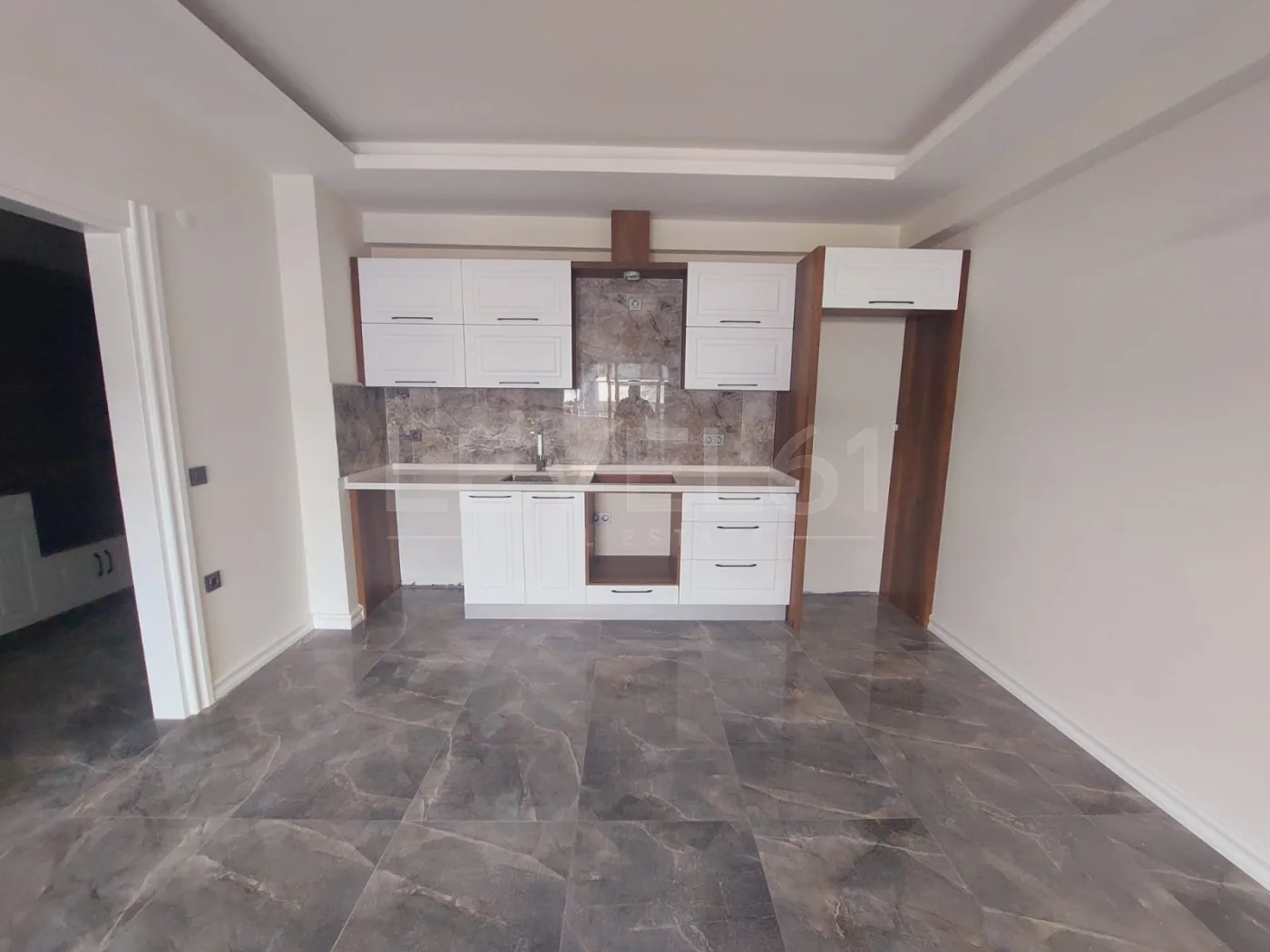 Kuşadası Değirmendere Mahallesi'nde Satılık 2+1 Bahçe Katı Daire