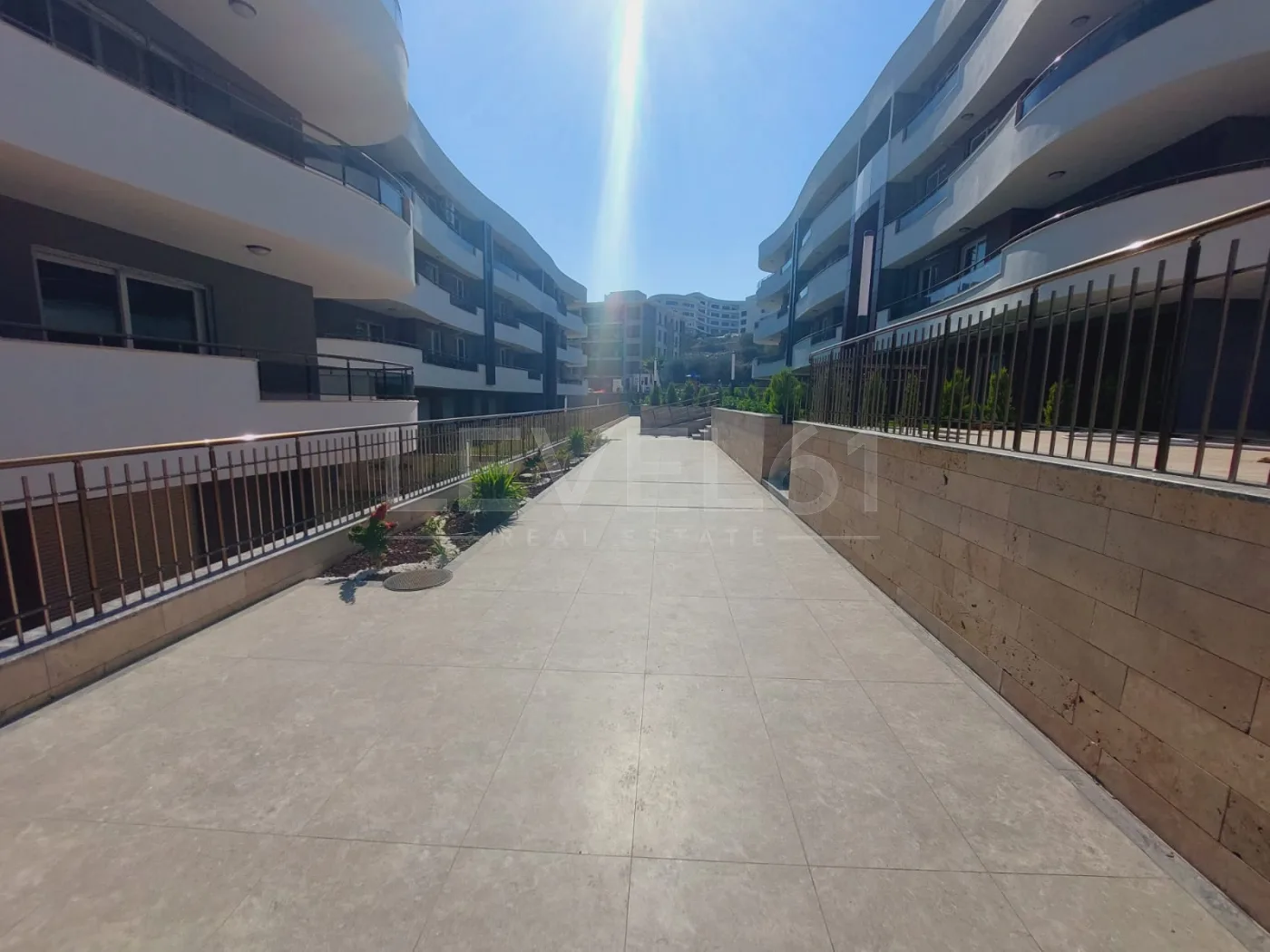 Kuşadası Değirmendere Mahallesi'nde Satılık 2+1 Bahçe Katı Daire