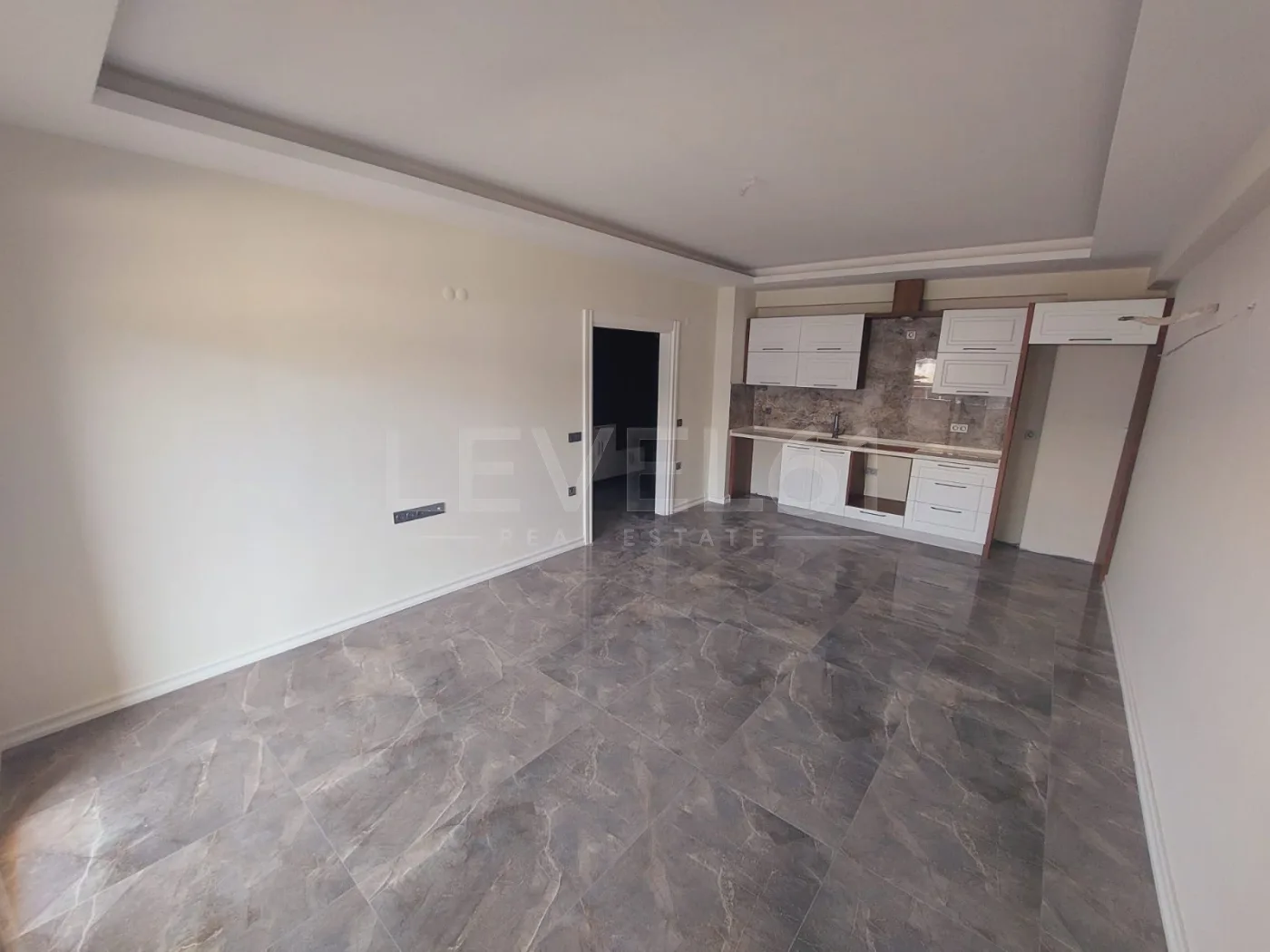Kuşadası Değirmendere Mahallesi'nde Satılık 2+1 Bahçe Katı Daire