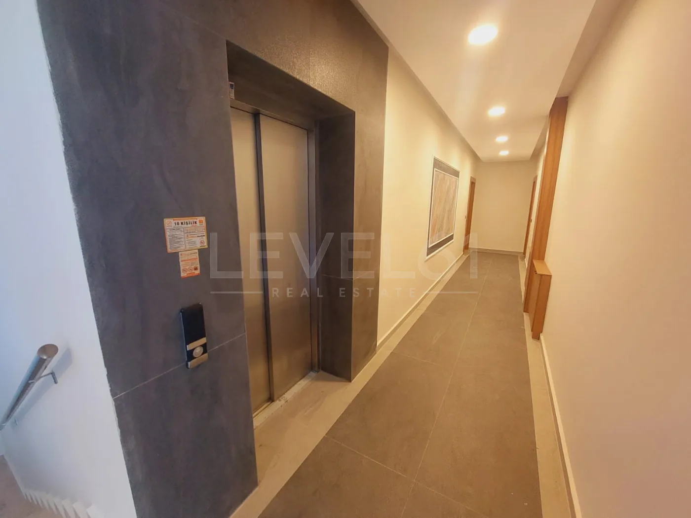 Kuşadası Değirmendere Mahallesi'nde Satılık 2+1 Bahçe Katı Daire