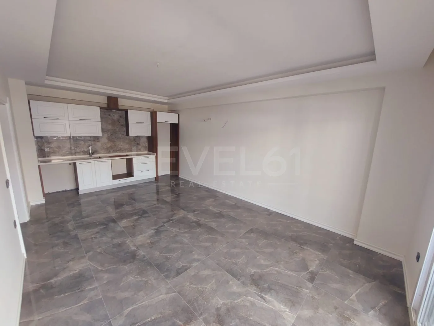 Kuşadası Değirmendere Mahallesi'nde Satılık 2+1 Bahçe Katı Daire