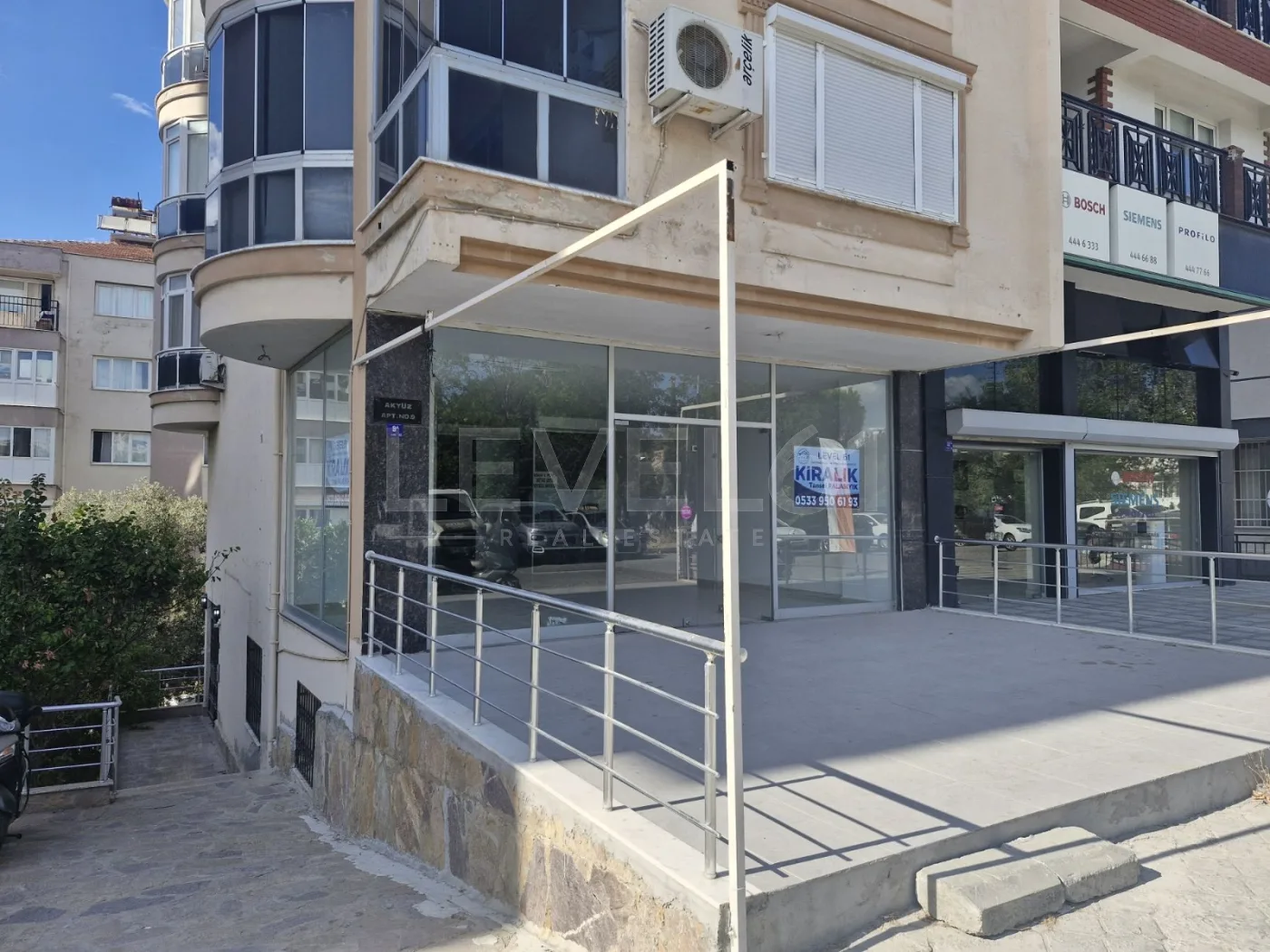 Kuşadası Merkez'de Kiralık Geniş Dubleks Dükkan