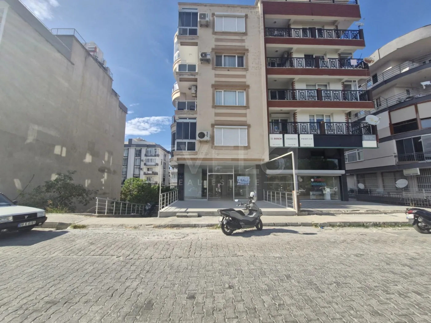 Kuşadası Merkez'de Kiralık Geniş Dubleks Dükkan