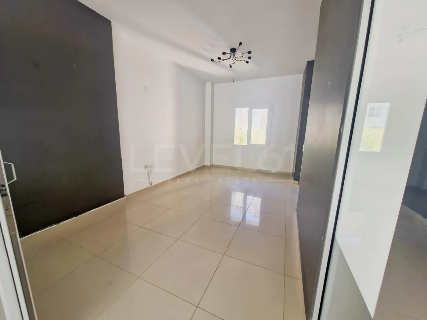 Kuşadası Merkez'de Kiralık Geniş Dubleks Dükkan
