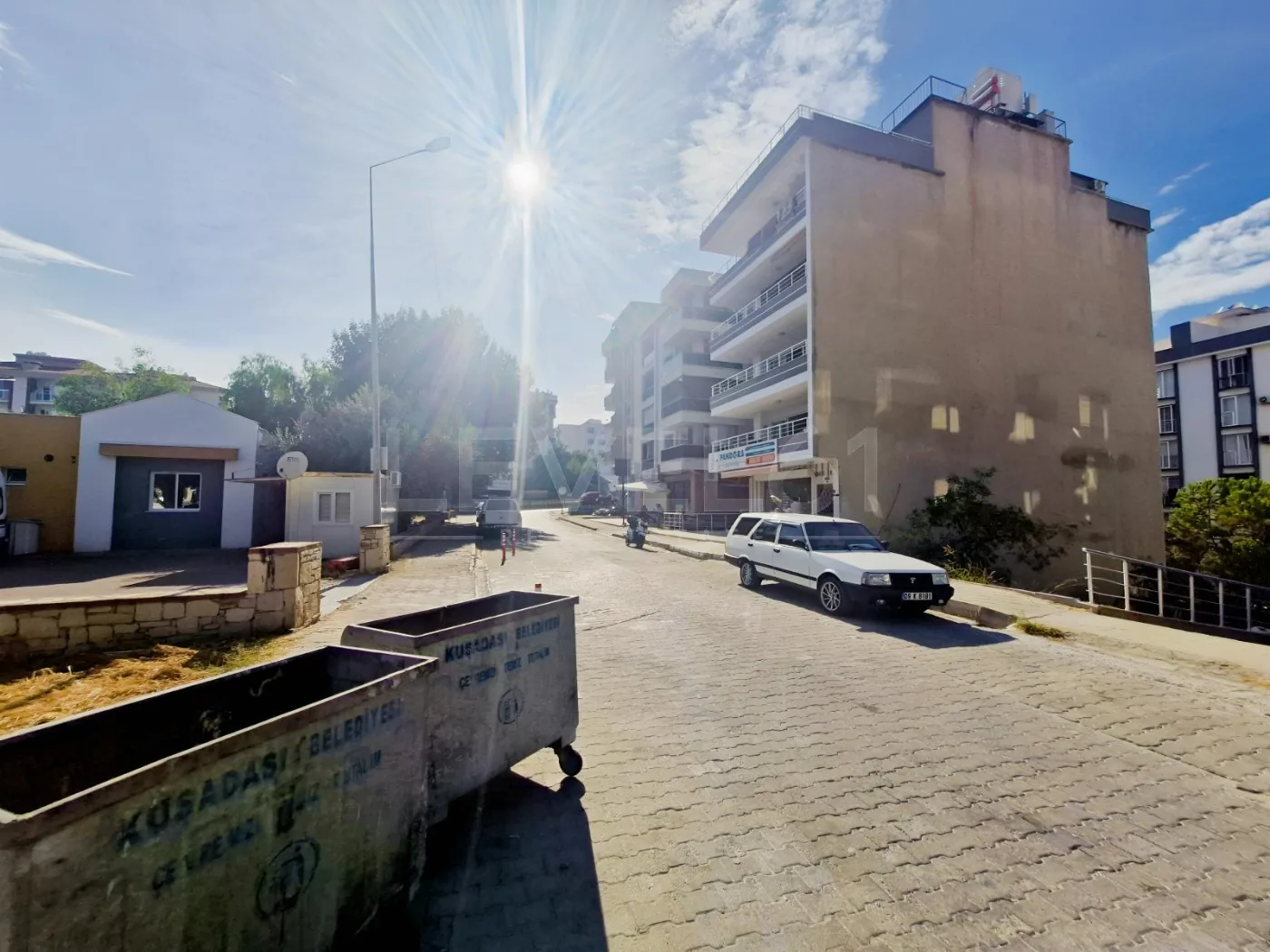 Kuşadası Merkez'de Kiralık Geniş Dubleks Dükkan
