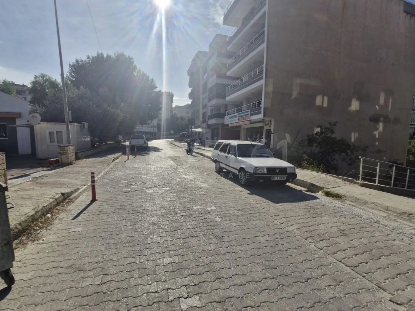 Kuşadası Merkez'de Kiralık Geniş Dubleks Dükkan