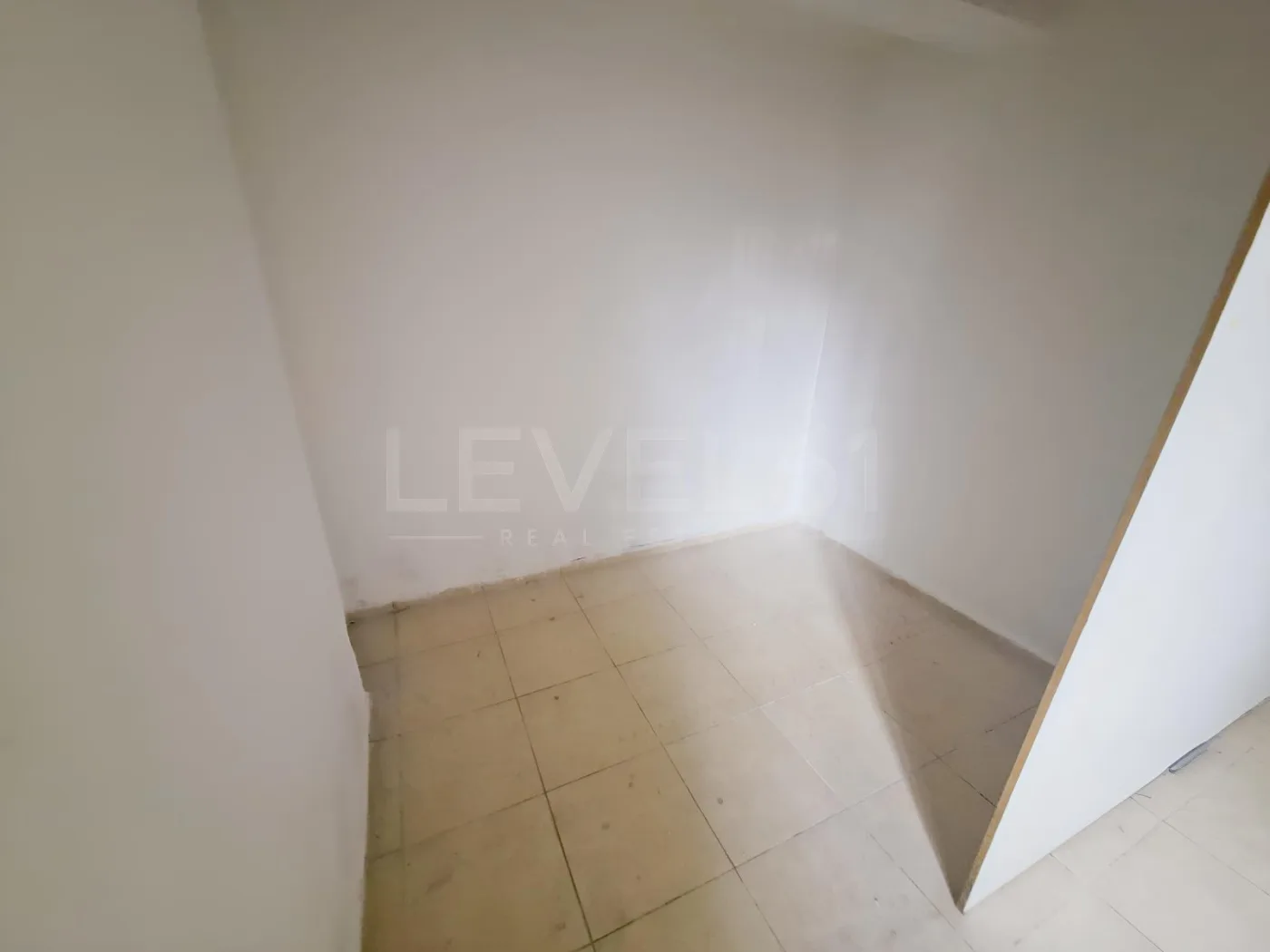 Kuşadası Merkez'de Kiralık Geniş Dubleks Dükkan