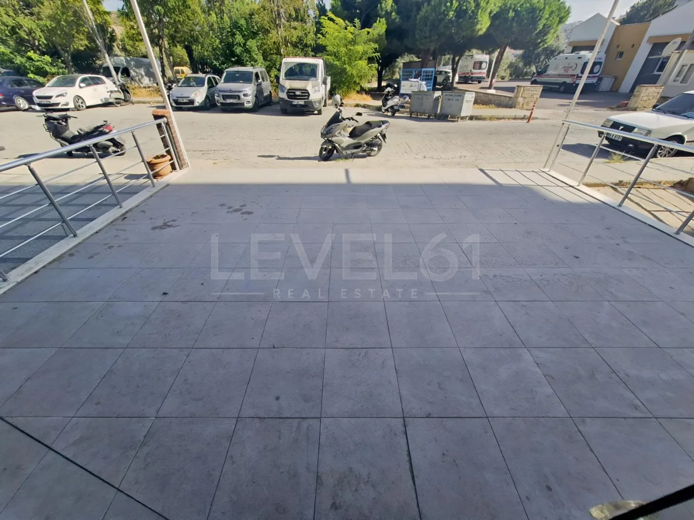 Kuşadası Merkez'de Kiralık Geniş Dubleks Dükkan