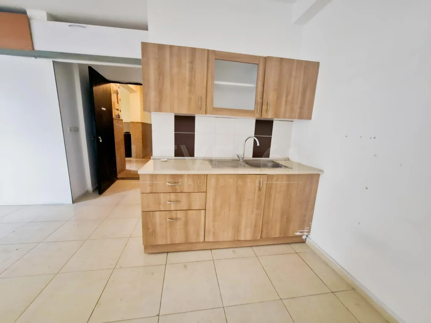 Kuşadası Merkez'de Kiralık Geniş Dubleks Dükkan
