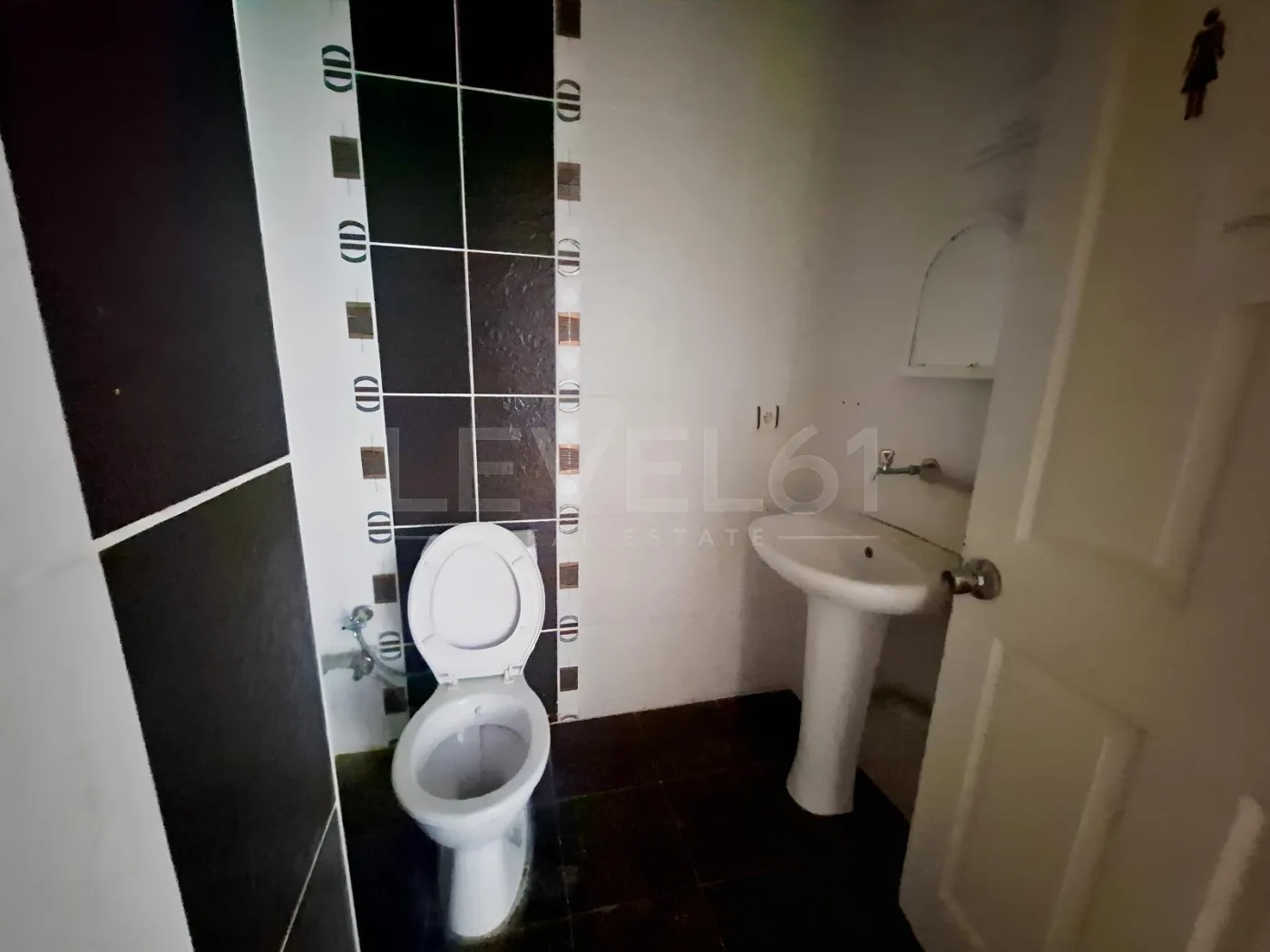 Kuşadası Merkez'de Kiralık Geniş Dubleks Dükkan