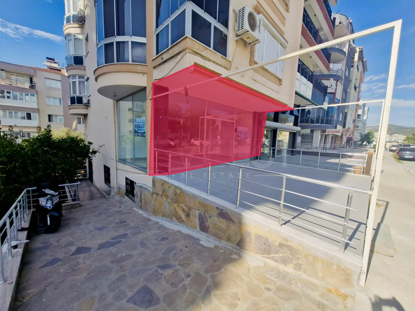Kuşadası Merkez'de Kiralık Geniş Dubleks Dükkan