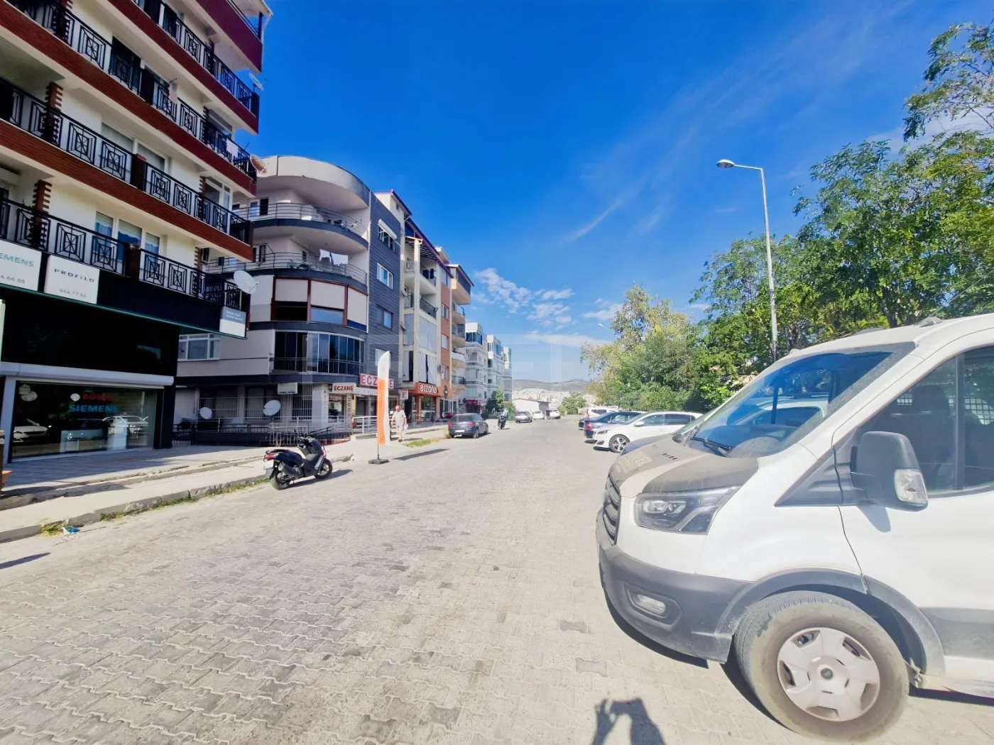 Kuşadası Merkez'de Kiralık Geniş Dubleks Dükkan