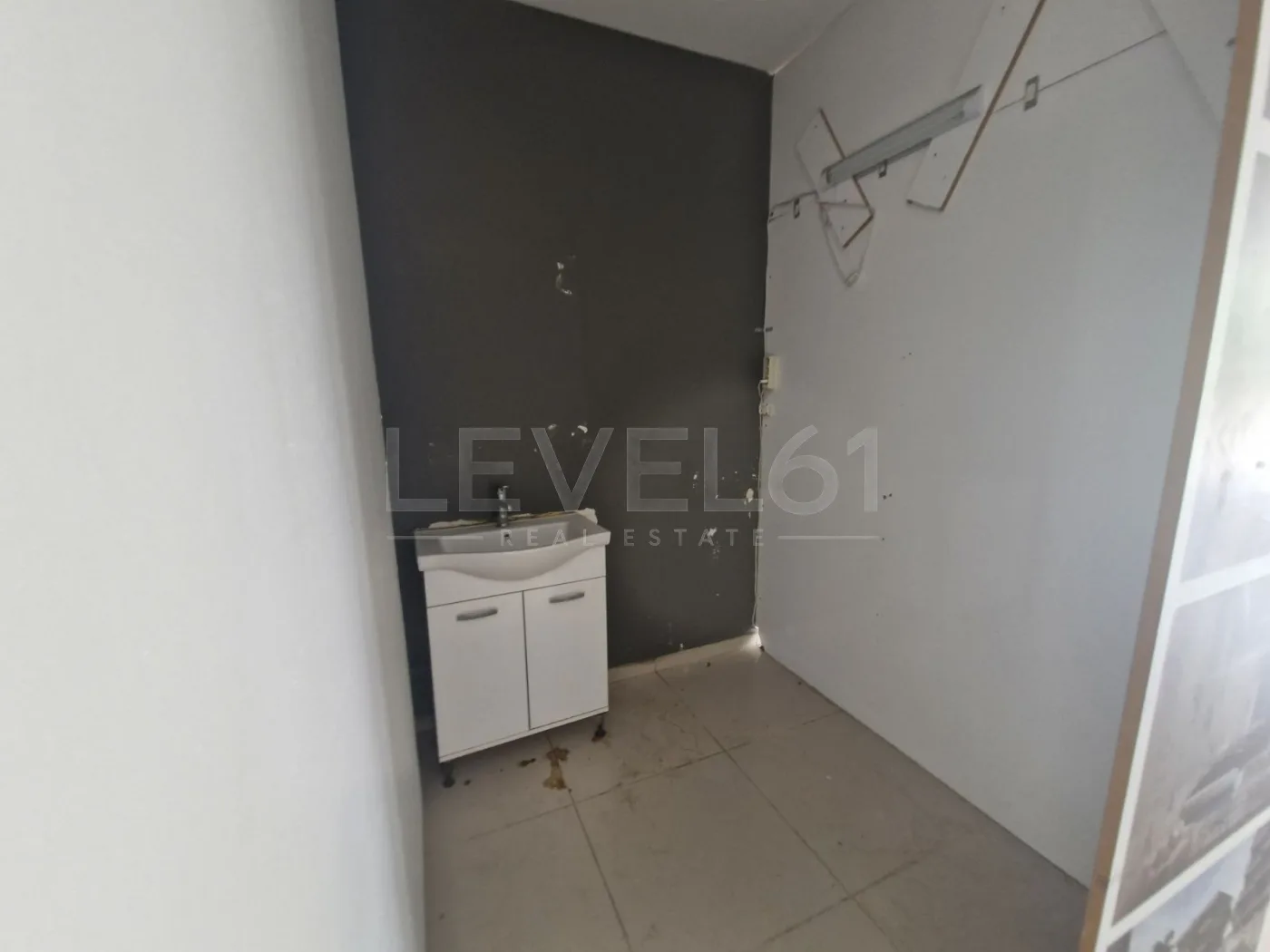 Kuşadası Merkez'de Kiralık Geniş Dubleks Dükkan