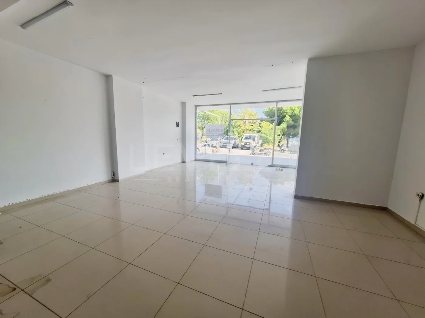Kuşadası Merkez'de Kiralık Geniş Dubleks Dükkan