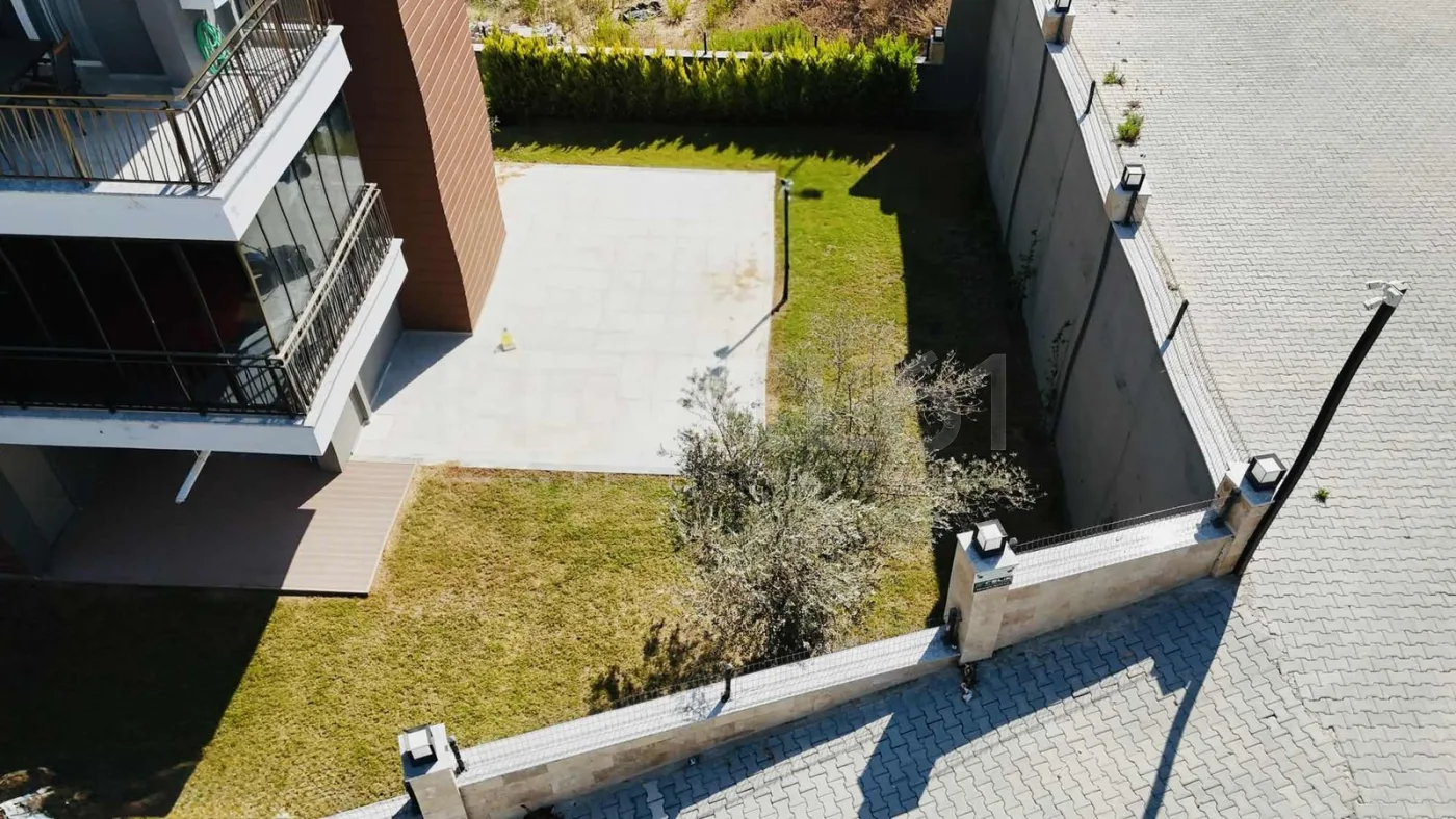 Kuşadası okullar bölgesinde geniş bahçe paylı 2+1