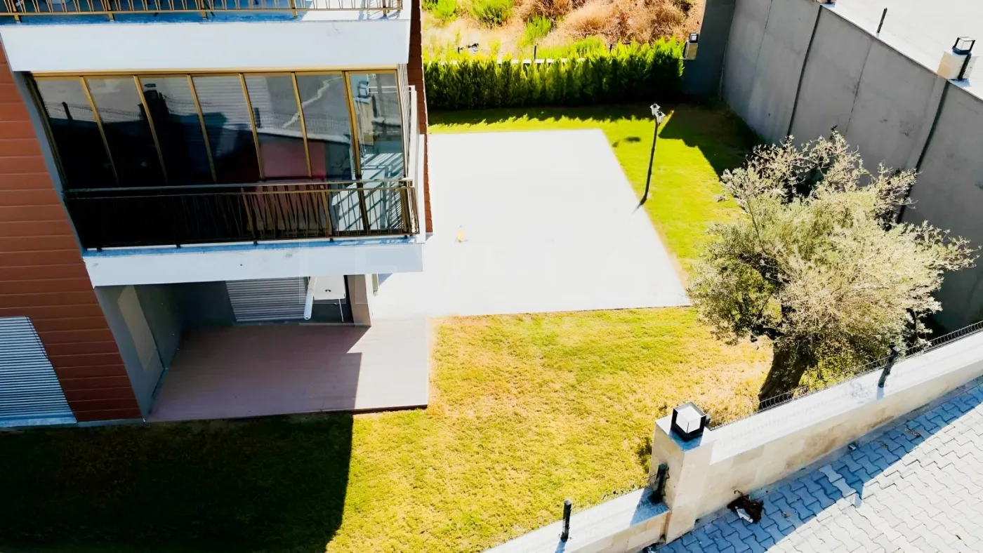 Kuşadası Okullar Bölgesinde Geniş Bahçe paylı 2+1