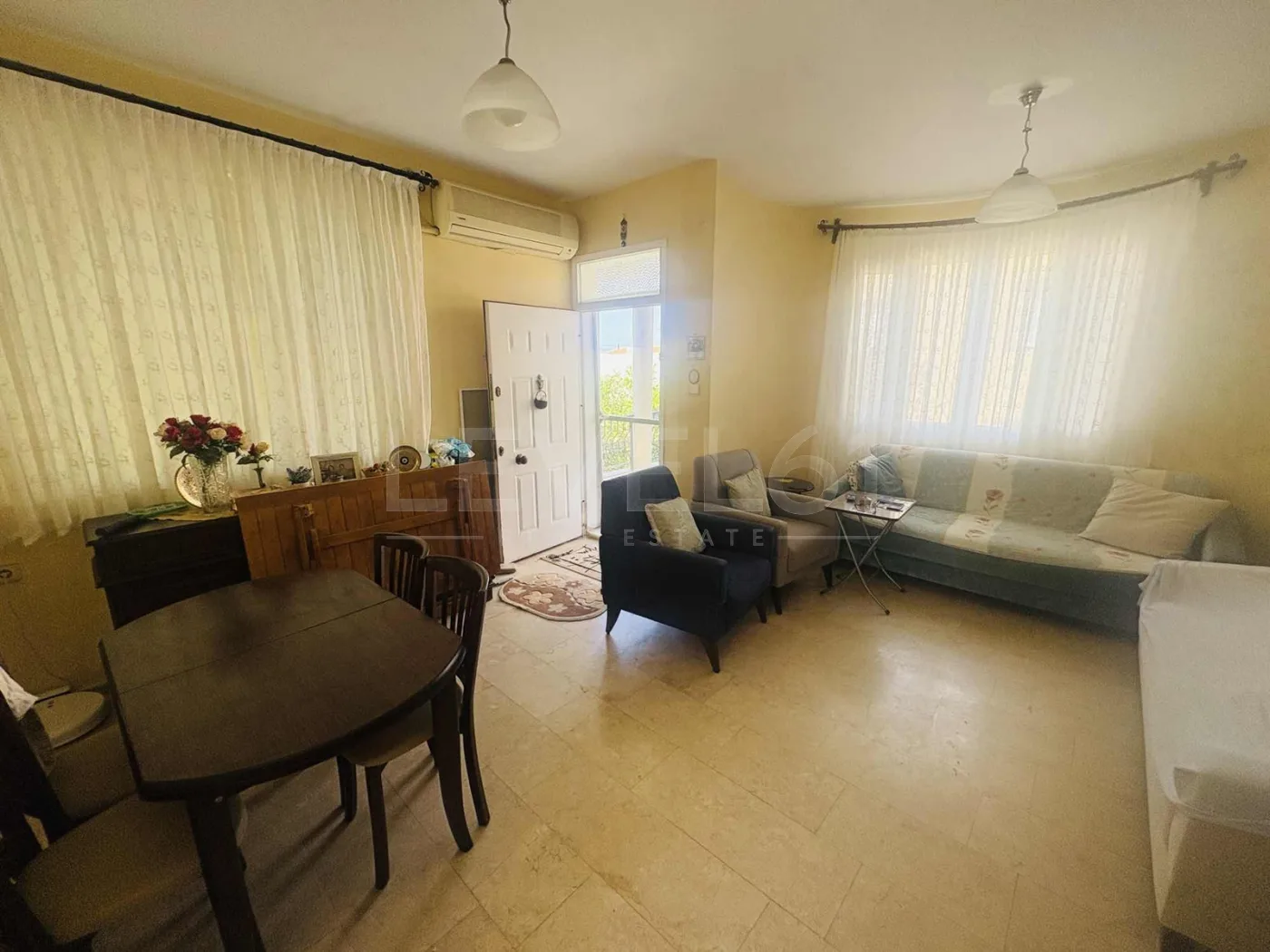 kuşadası kadınlar denizinde,site içerisinde köşe konum villa