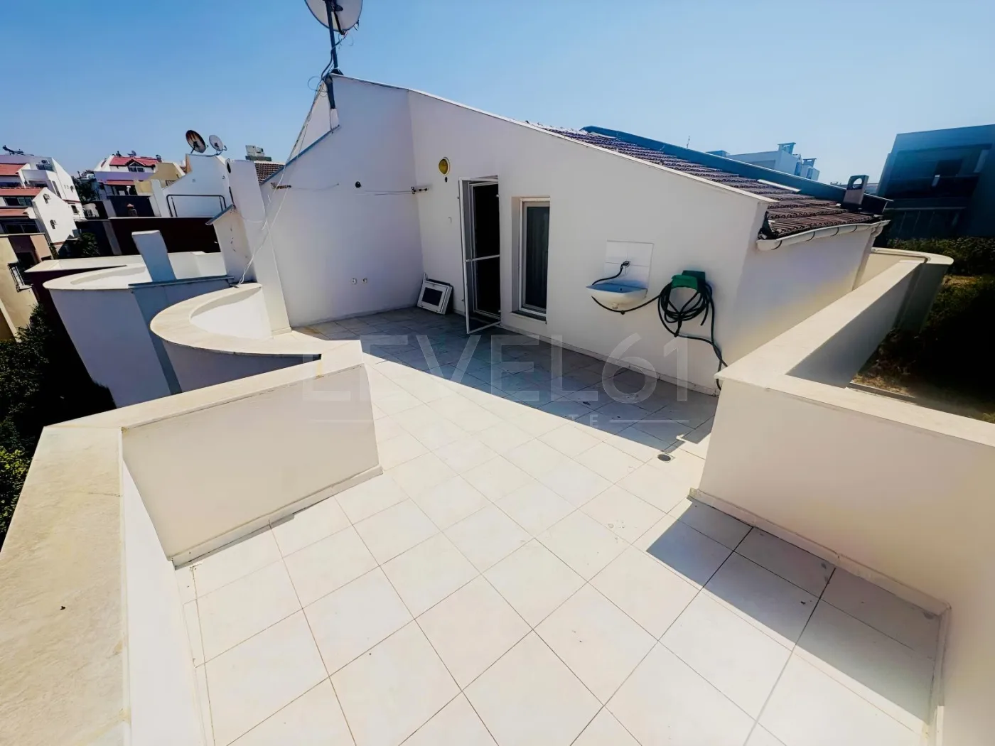 kuşadası kadınlar denizinde,site içerisinde köşe konum villa
