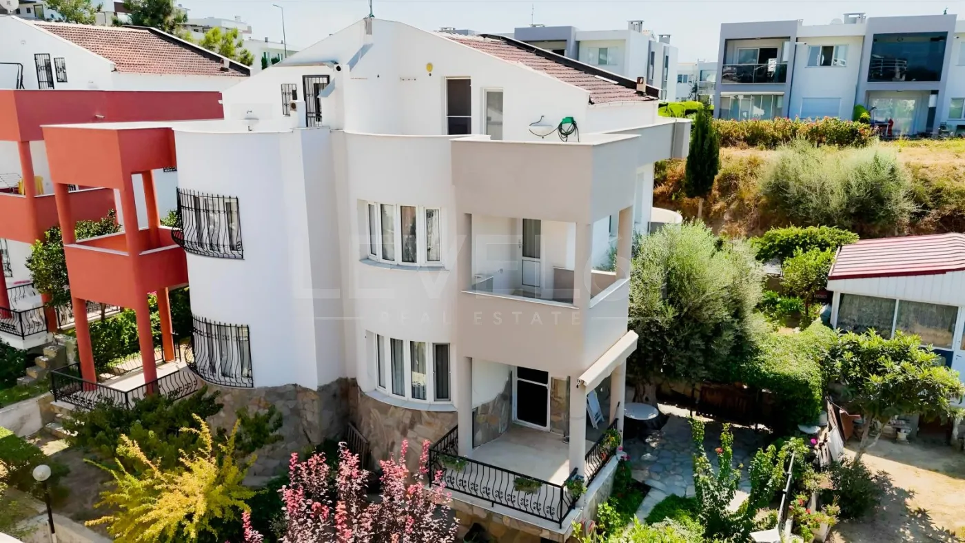 kuşadası kadınlar denizinde,site içerisinde köşe konum villa