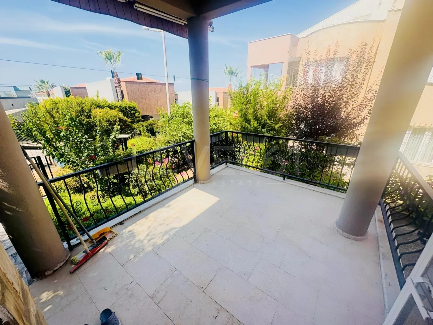 kuşadası kadınlar denizinde,site içerisinde köşe konum villa
