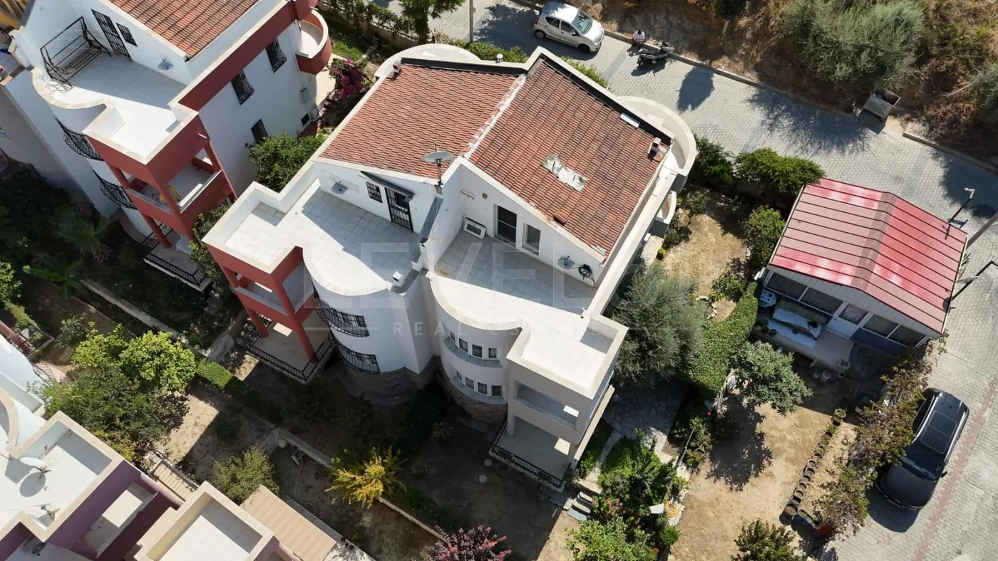 kuşadası kadınlar denizinde,site içerisinde köşe konum villa