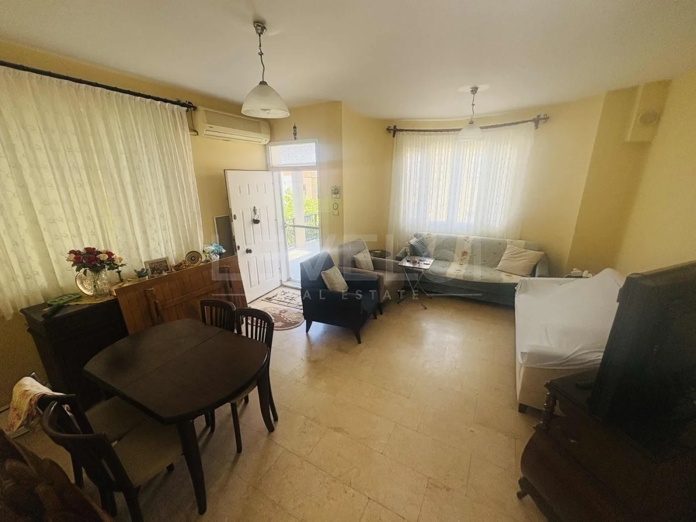 kuşadası kadınlar denizinde,site içerisinde köşe konum villa