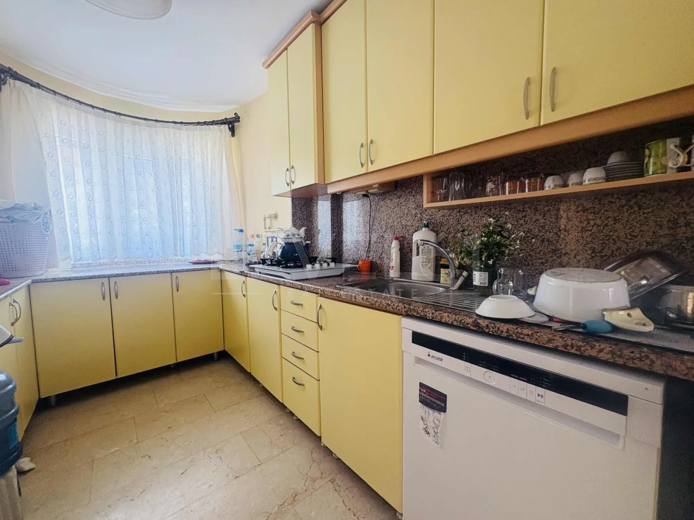 kuşadası kadınlar denizinde,site içerisinde köşe konum villa