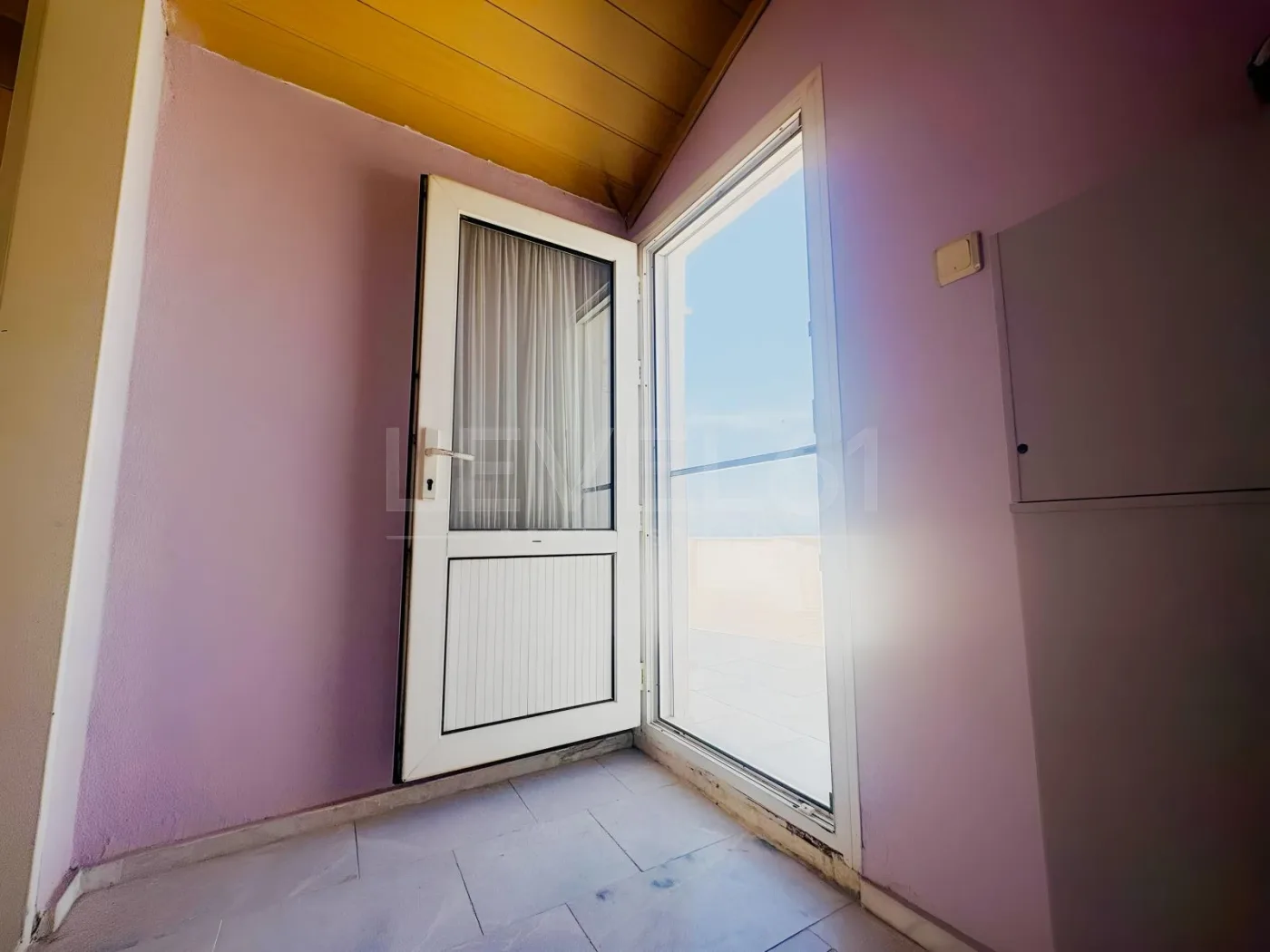 kuşadası kadınlar denizinde,site içerisinde köşe konum villa