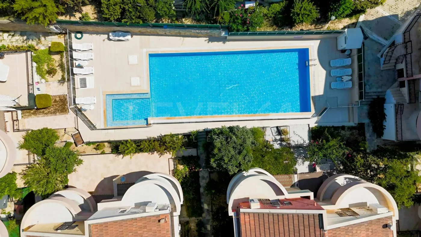 kuşadası kadınlar denizinde,site içerisinde köşe konum villa