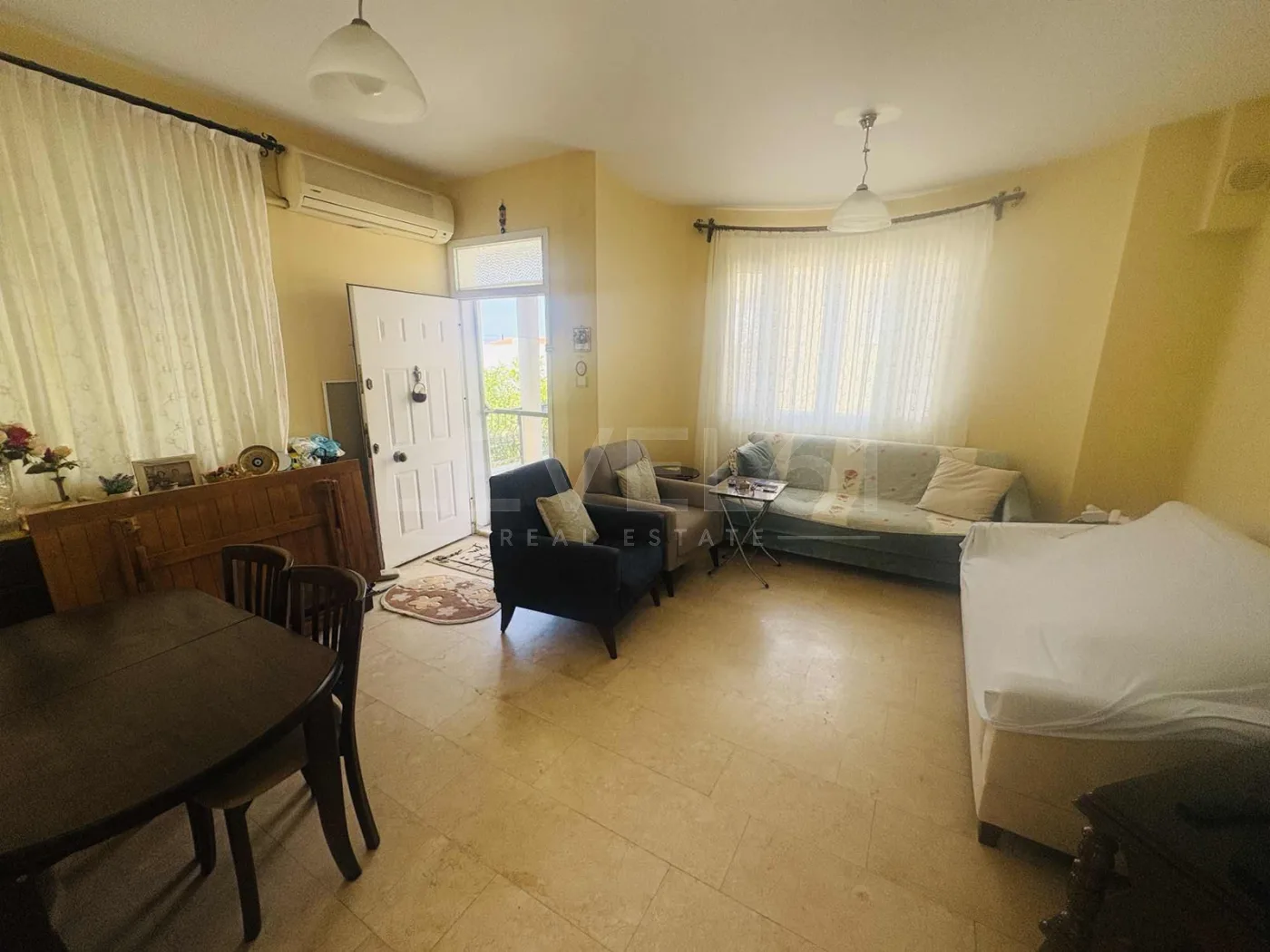 kuşadası kadınlar denizinde,site içerisinde köşe konum villa