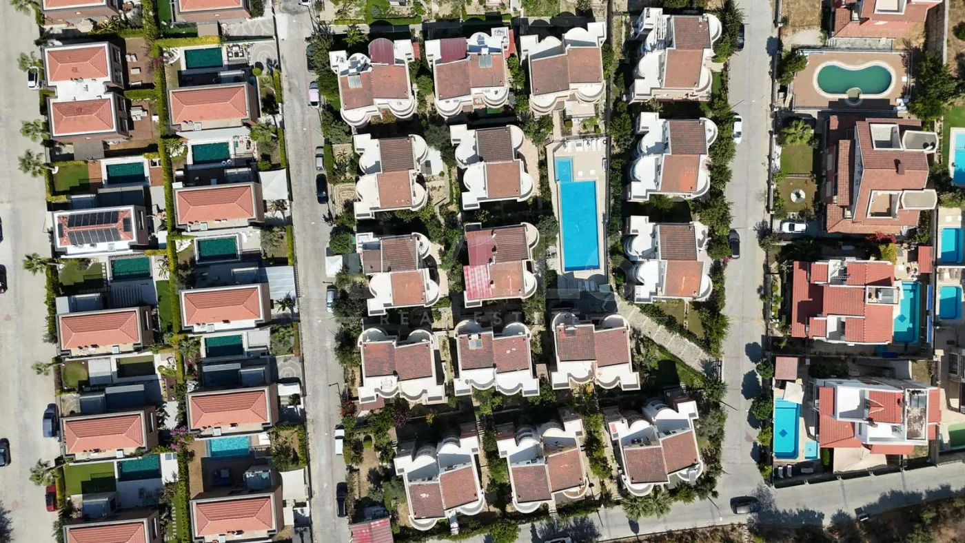 kuşadası kadınlar denizinde,site içerisinde köşe konum villa