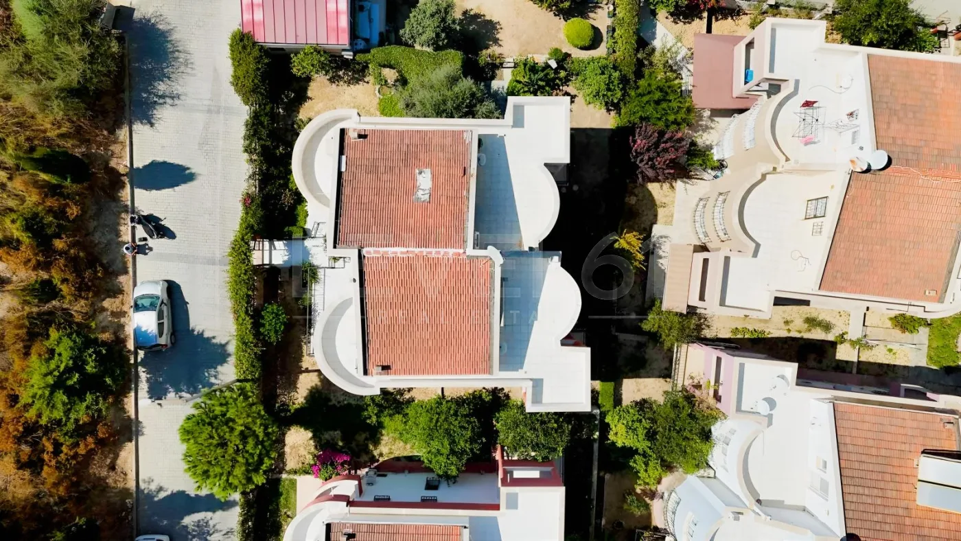 kuşadası kadınlar denizinde,site içerisinde köşe konum villa