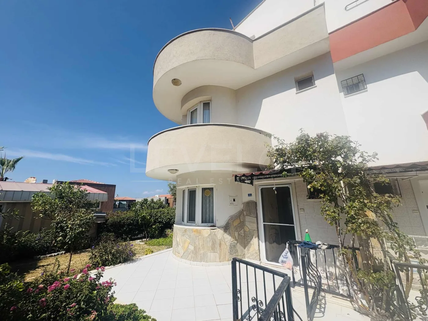 kuşadası kadınlar denizinde,site içerisinde köşe konum villa