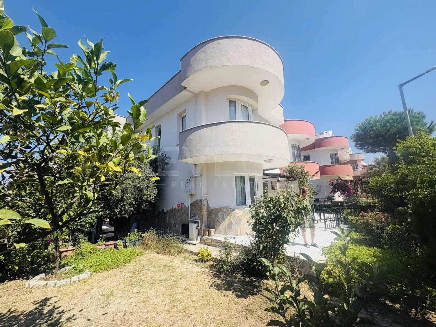 kuşadası kadınlar denizinde,site içerisinde köşe konum villa