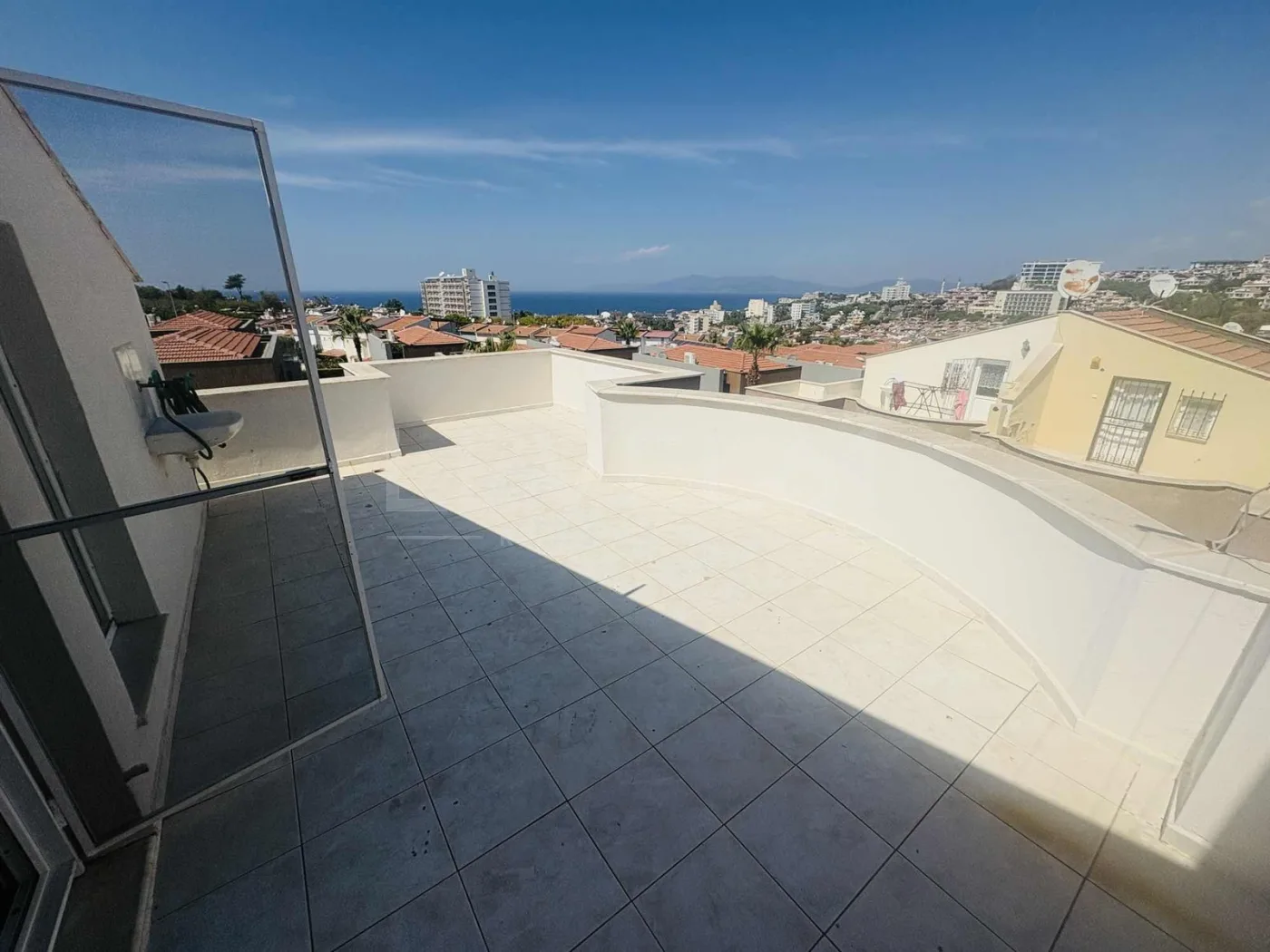 kuşadası kadınlar denizinde,site içerisinde köşe konum villa