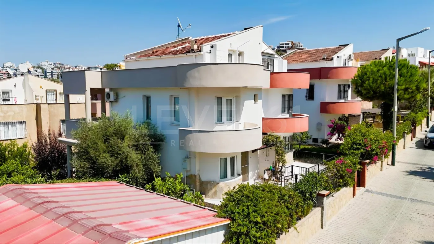 kuşadası kadınlar denizinde,site içerisinde köşe konum villa