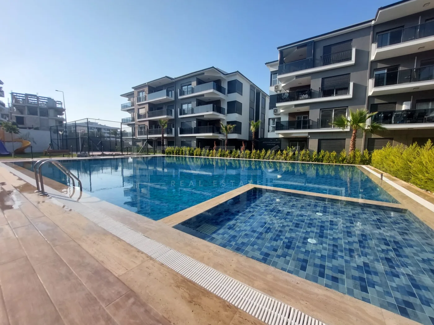 KUŞADASI MEVA SİTESİNDE DOĞALGAZ,KLİMA,CAM BALKON VE HAVUZ 3+1