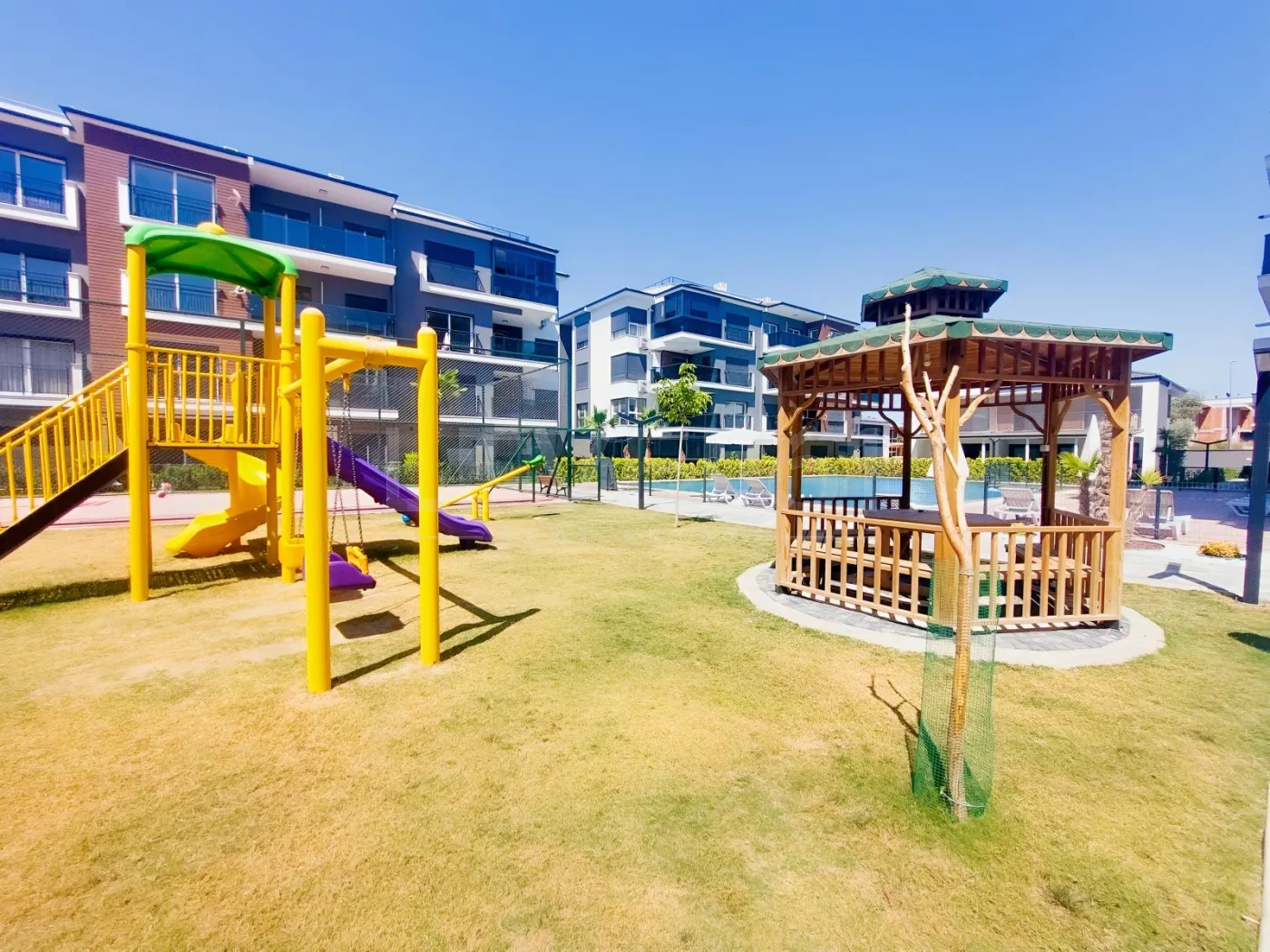 KUŞADASI MEVA SİTESİNDE DOĞALGAZ,KLİMA,CAM BALKON VE HAVUZ 3+1