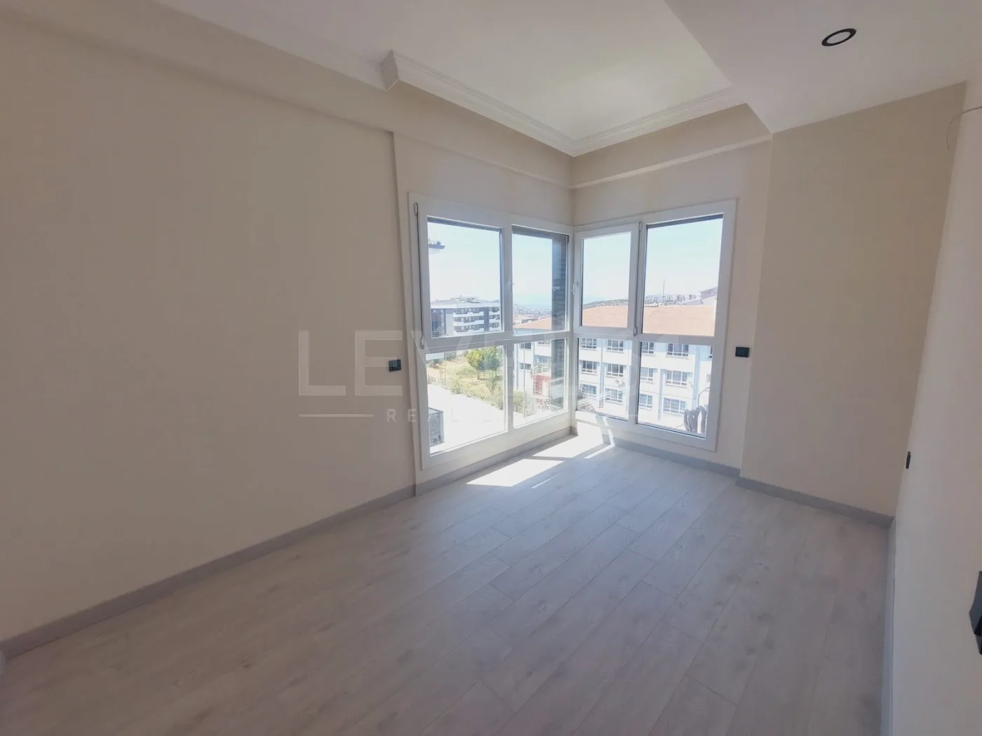 KUŞADASI MEVA SİTESİNDE DOĞALGAZ,KLİMA,CAM BALKON VE HAVUZ 3+1