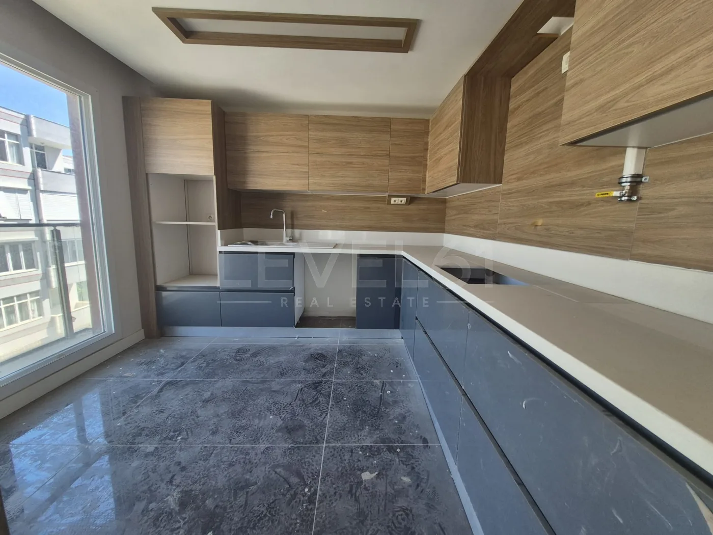 Kuşadası Otogar Arkası 3+1 Yüzme Havuzlu Satılık Daire