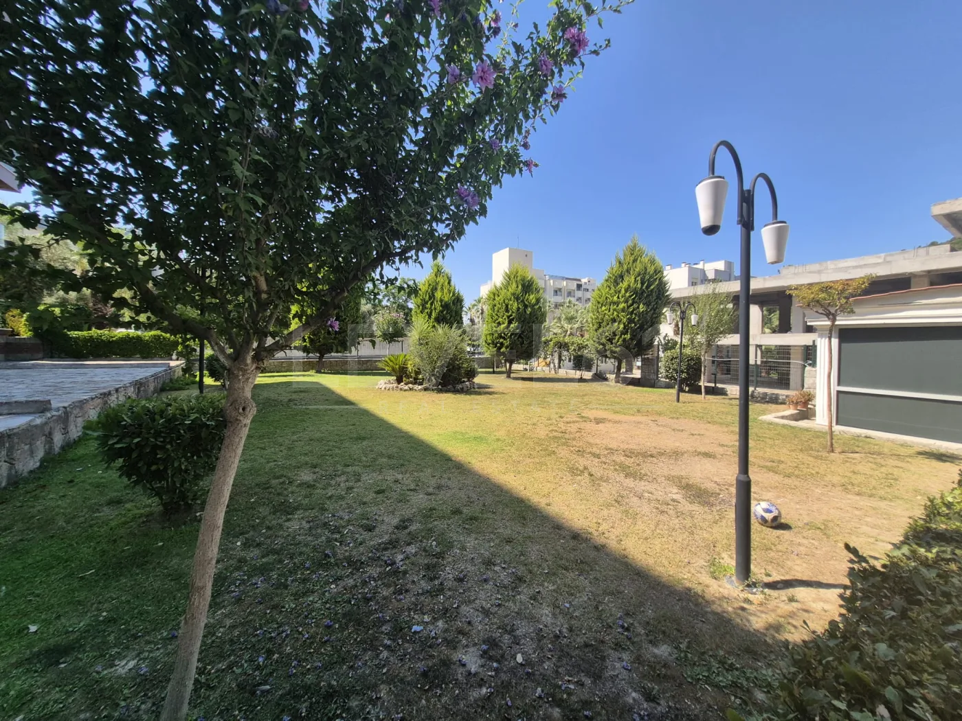Kuşadası Otogar Arkası 3+1 Yüzme Havuzlu Satılık Daire