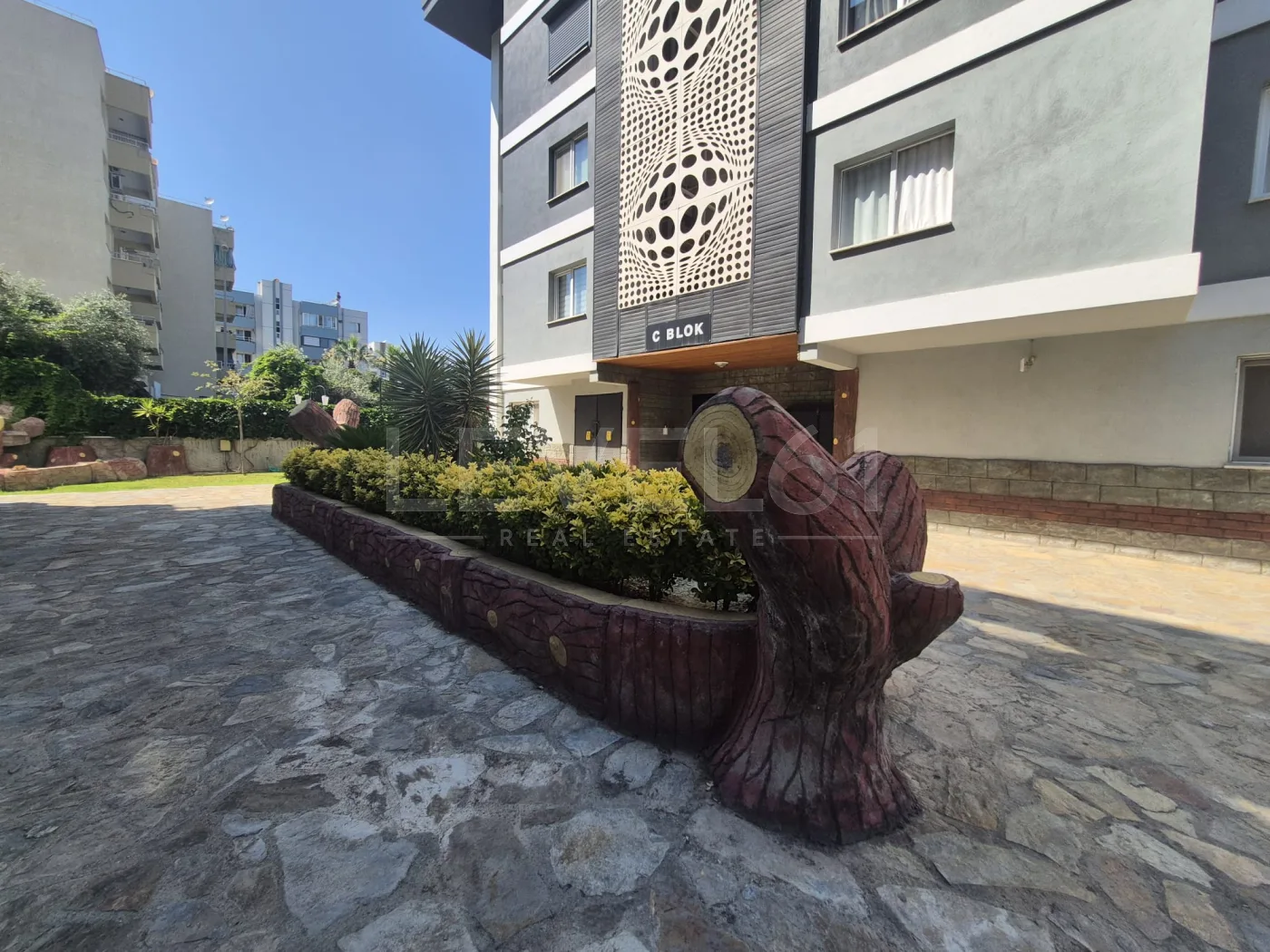 Kuşadası Otogar Arkası 3+1 Yüzme Havuzlu Satılık Daire