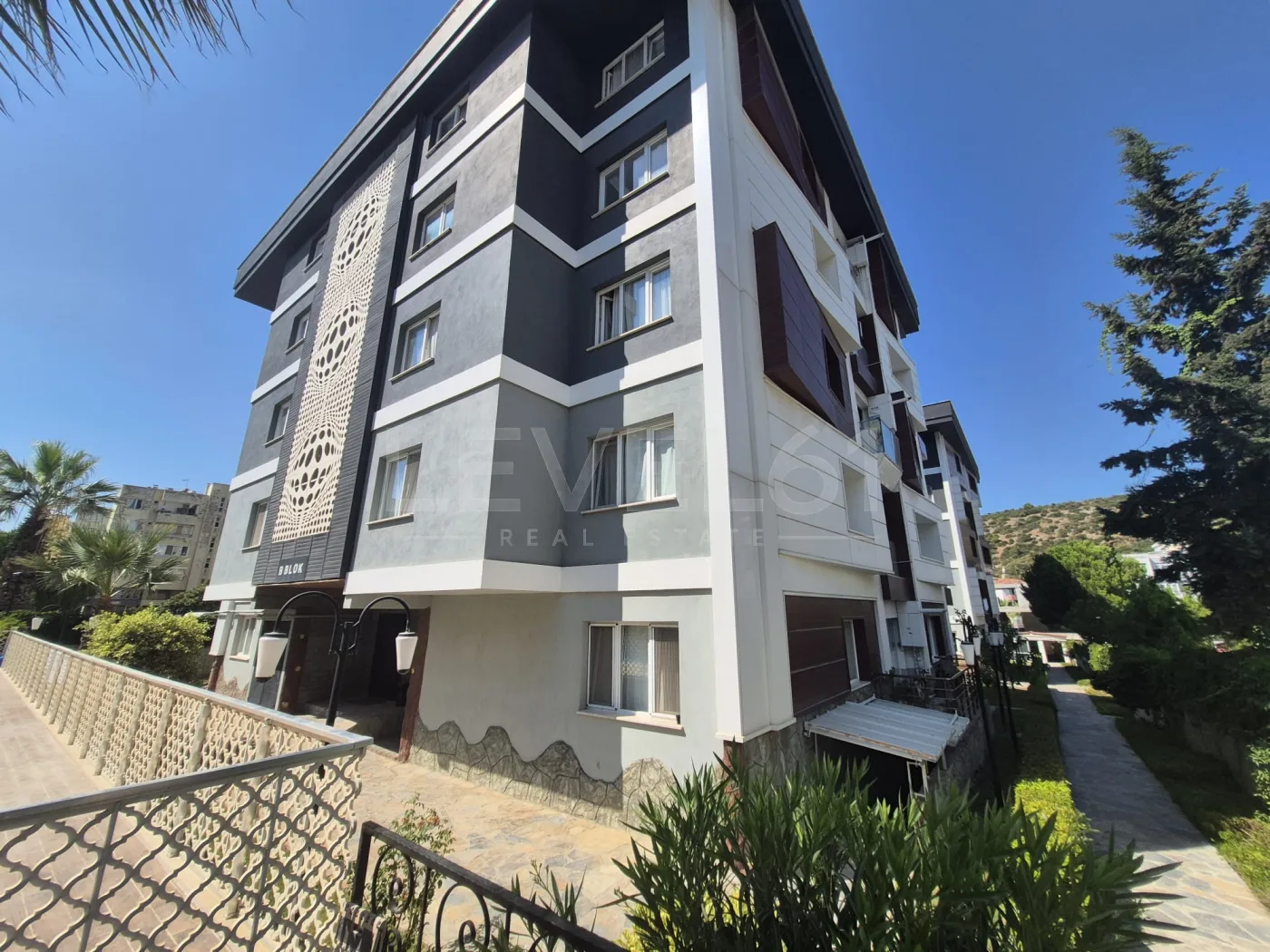 Kuşadası Otogar Arkası 3+1 Yüzme Havuzlu Satılık Daire