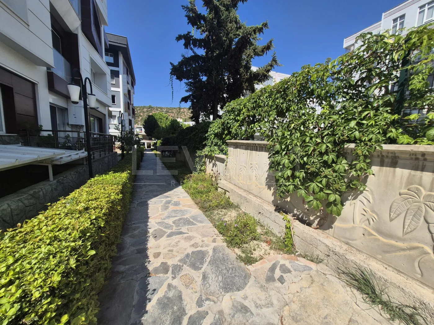 Kuşadası Otogar Arkası 3+1 Yüzme Havuzlu Satılık Daire