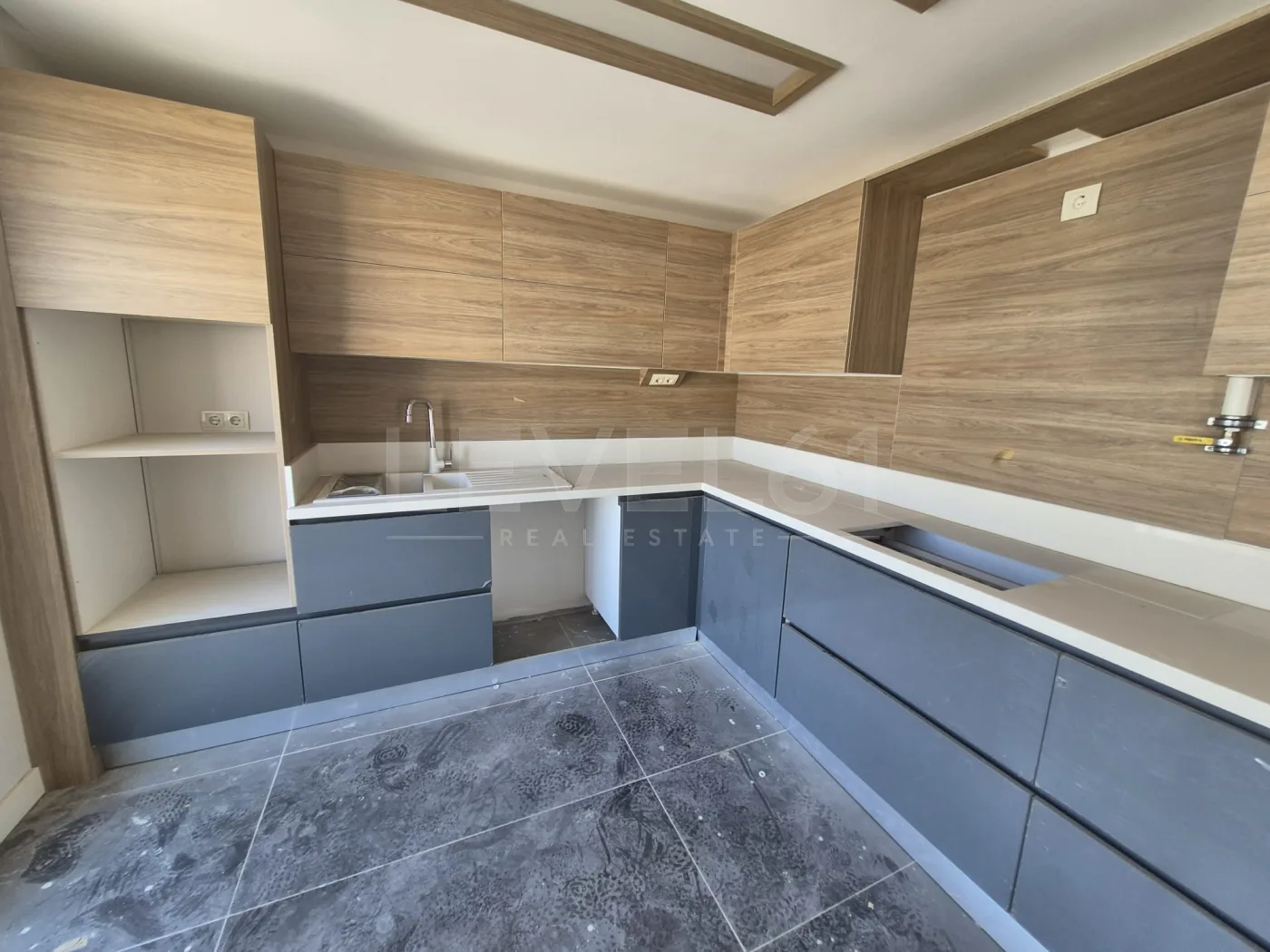 Kuşadası Otogar Arkası 3+1 Yüzme Havuzlu Satılık Daire