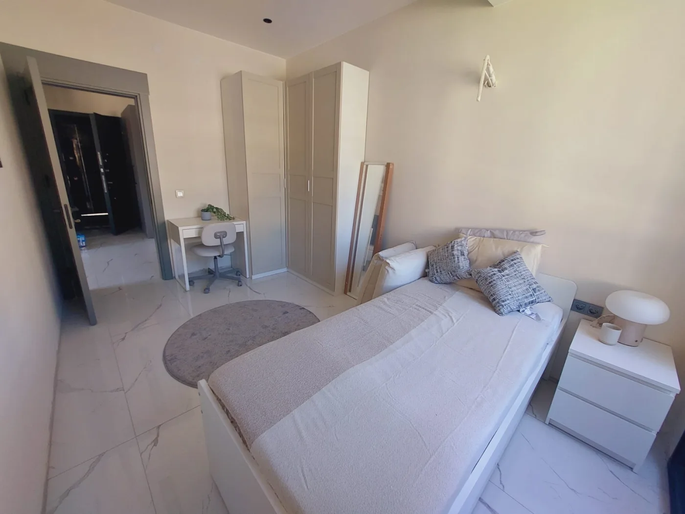 KUŞADASI MERKEZDE D.GAZLI YENİ SİTEDE SATILIK 2+1 DAİRE