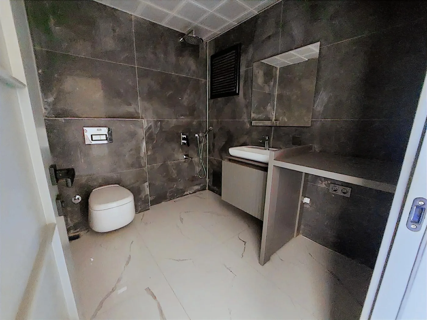 KUŞADASI MERKEZDE D.GAZLI YENİ SİTEDE SATILIK 2+1 DAİRE