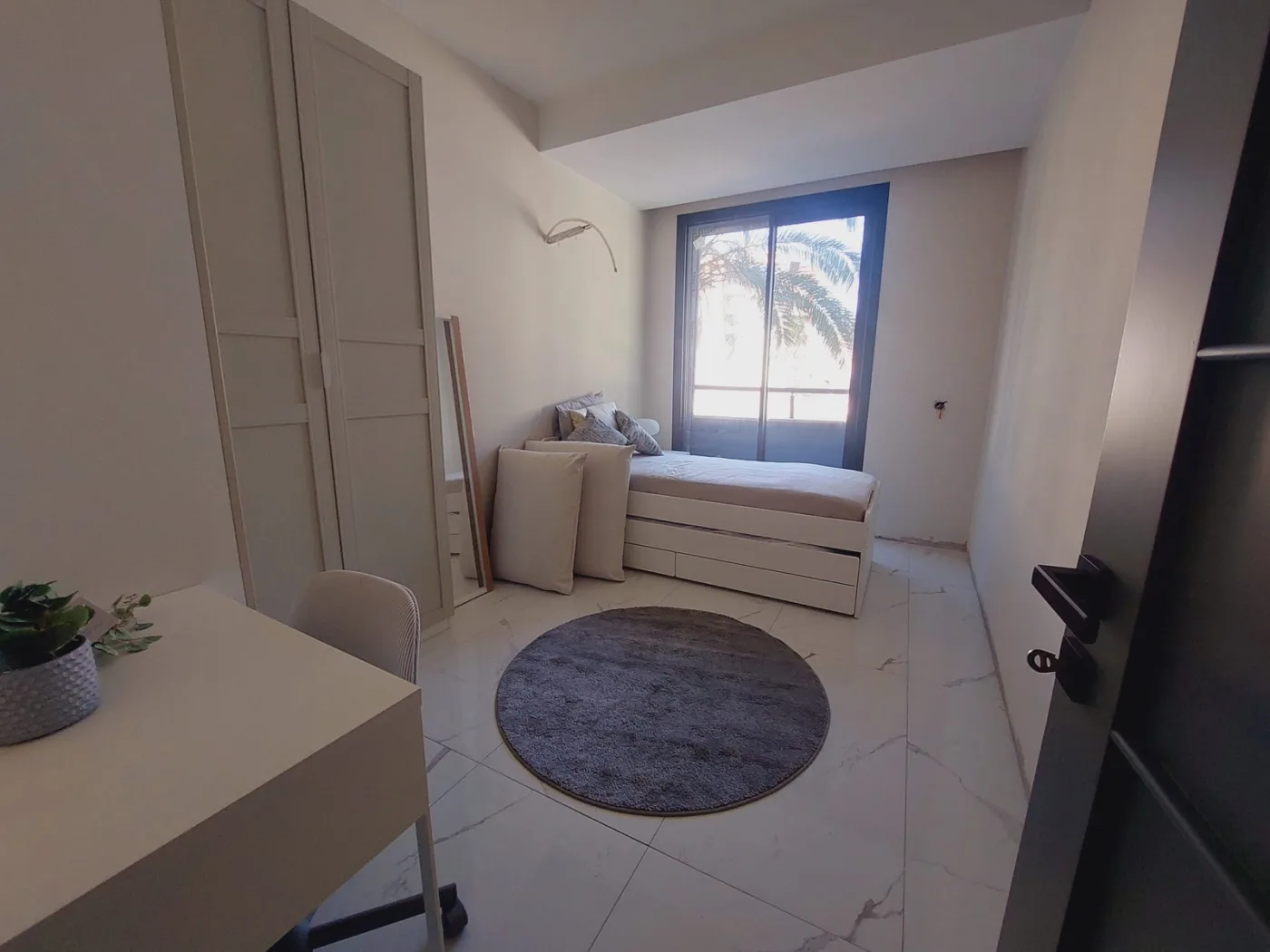 KUŞADASI MERKEZDE D.GAZLI YENİ SİTEDE SATILIK 2+1 DAİRE