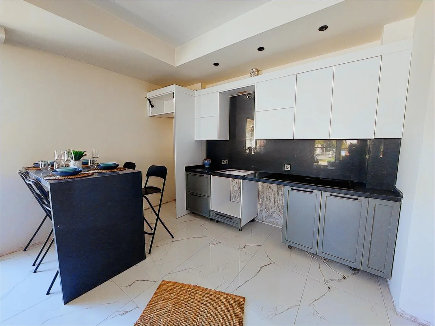 KUŞADASI MERKEZDE D.GAZLI YENİ SİTEDE SATILIK 2+1 DAİRE